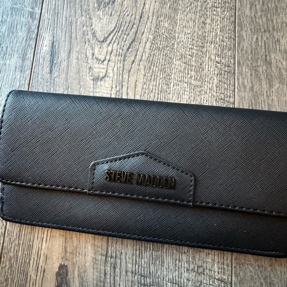 Steve Madden Black Pebbled Black Logo Wallet - Picture 2 of 4